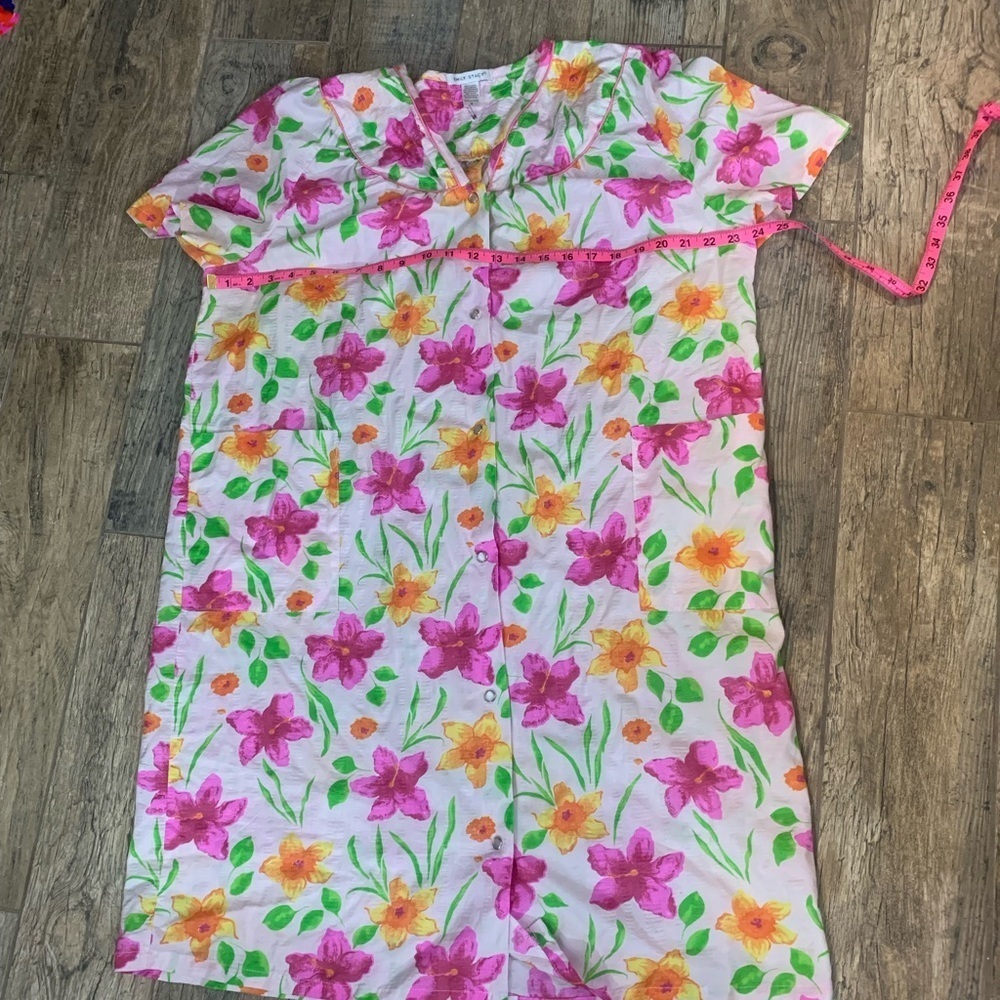 Women’s vintage Emily Stacy pink and yellow floral button-up nightgown - Picture 4 of 5